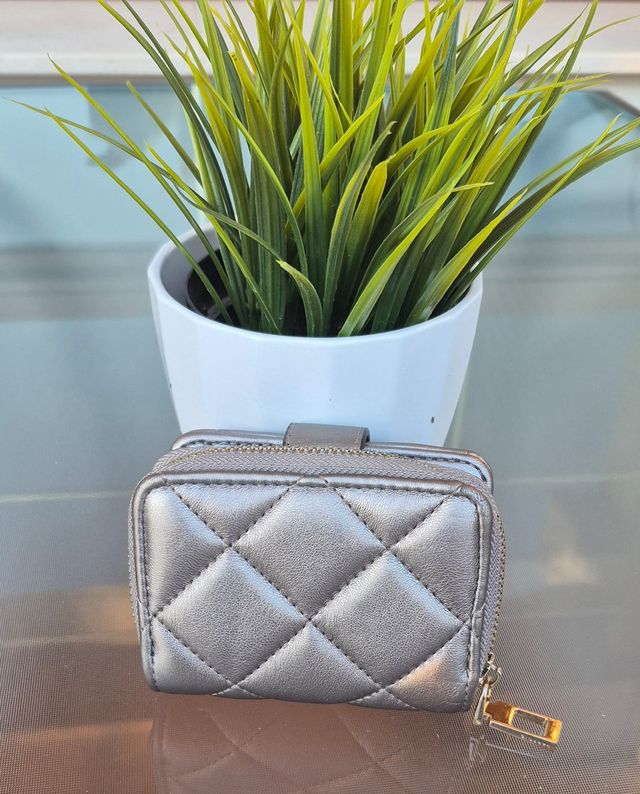 Lote de varios monederos.