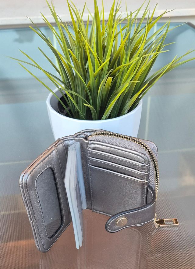 Lote de varios monederos.