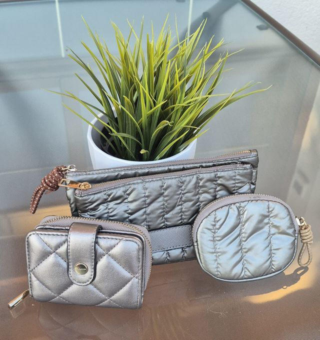 Lote de varios monederos.