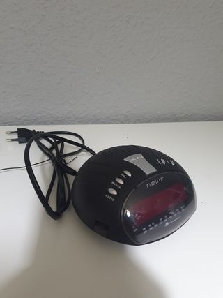 Despertador con radio Nevir