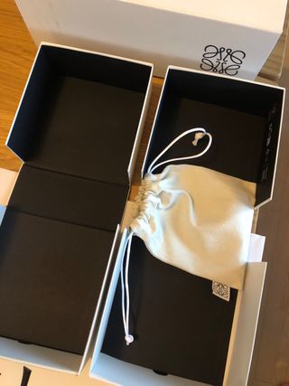 autentica cajas vacias y una bolsa de compra Loewe