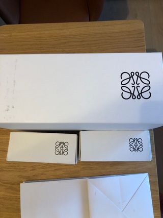 autentica cajas vacias y una bolsa de compra Loewe