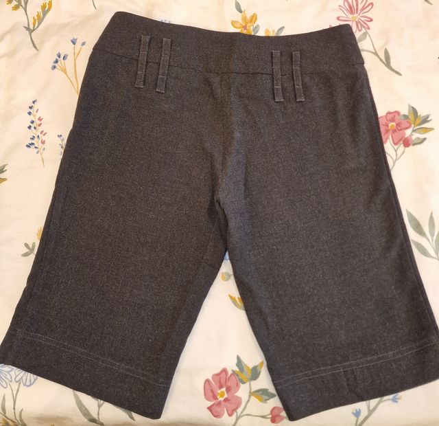 Short gris oscuro. Vidrio, talla 36