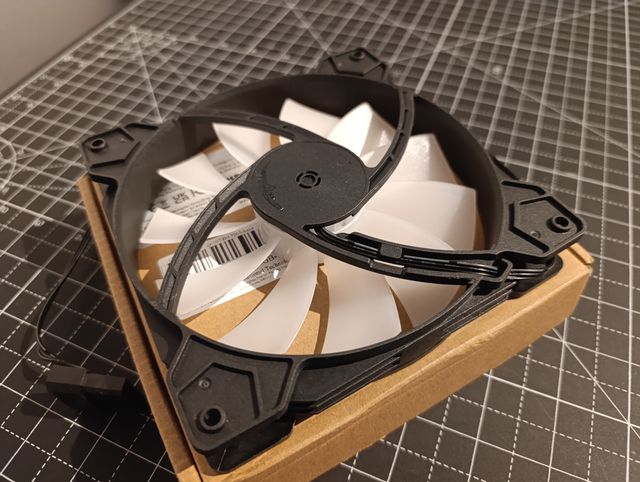 Ventilador para Caja de PC - RGB 14 cm diametro