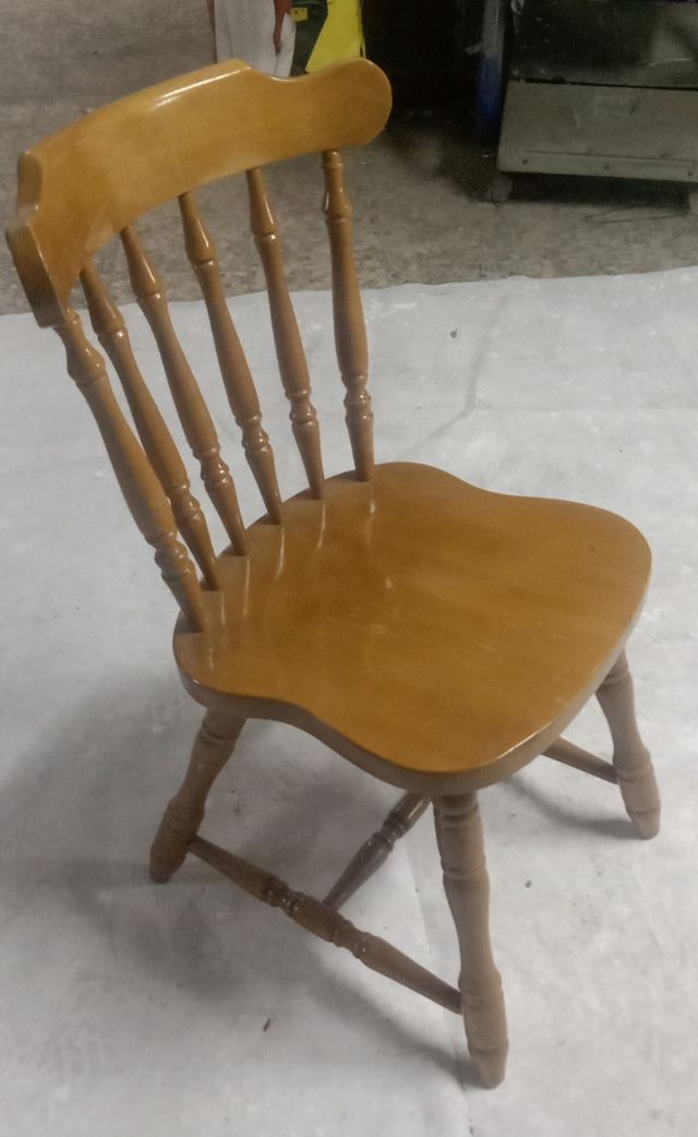 Silla de madera entallada 