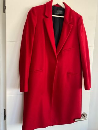 Abrigo rojo Zara