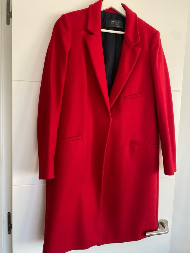 Abrigo rojo Zara