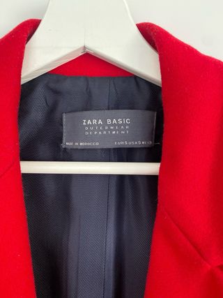 Abrigo rojo Zara