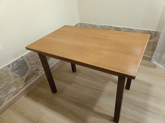 Mesa de madera maciza usada en restaurante 