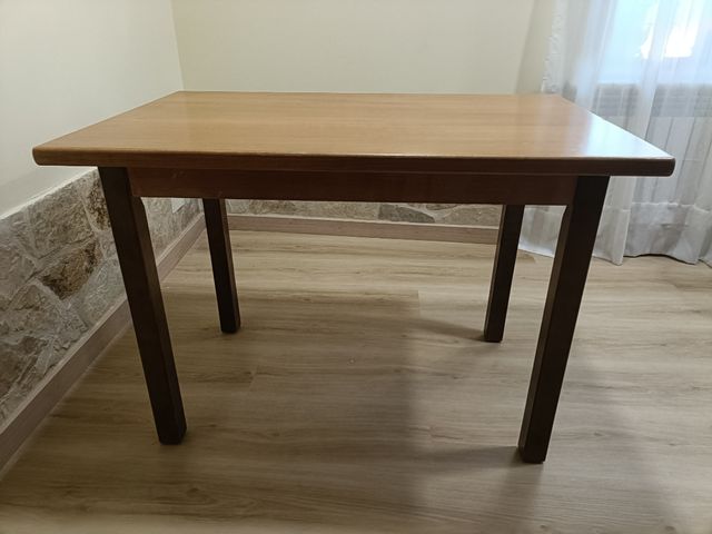 Mesa de madera maciza usada en restaurante 