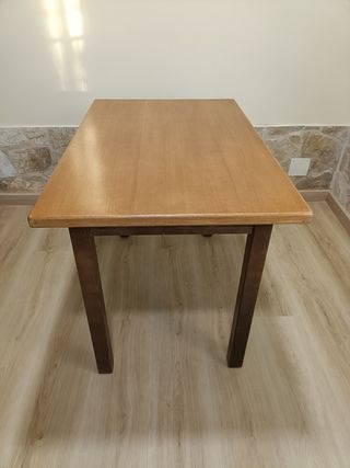 Mesa de madera maciza usada en restaurante