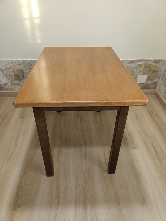 Mesa de madera maciza usada en restaurante 