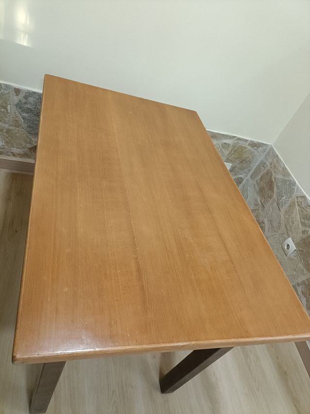 Mesa de madera maciza usada en restaurante 