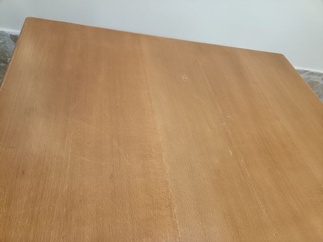 Mesa de madera maciza usada en restaurante 