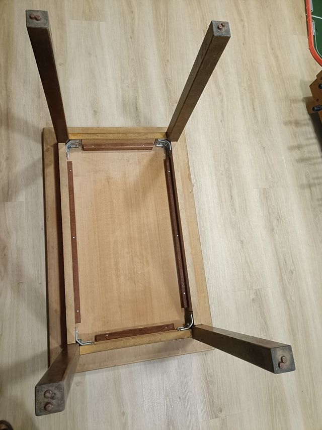 Mesa de madera maciza usada en restaurante 