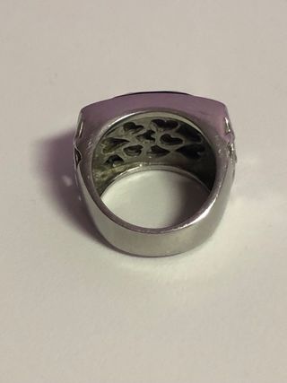 Anillo de acero y piedra negra