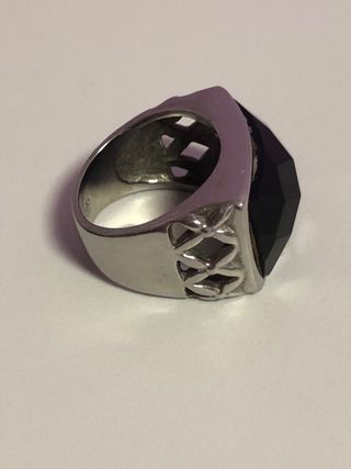 Anillo de acero y piedra negra