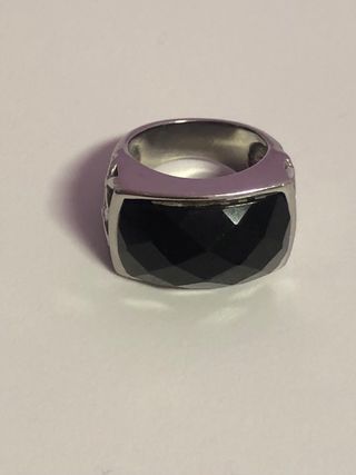 Anillo de acero y piedra negra