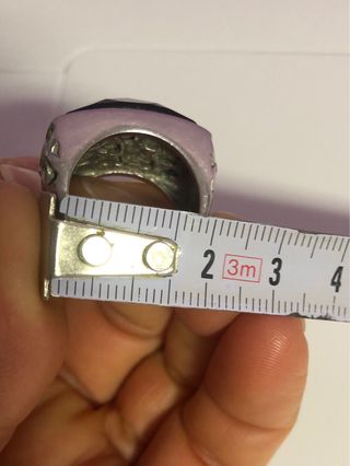 Anillo de acero y piedra negra