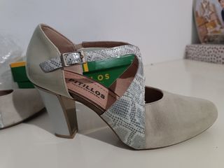 Tacones pitillos plateados 38