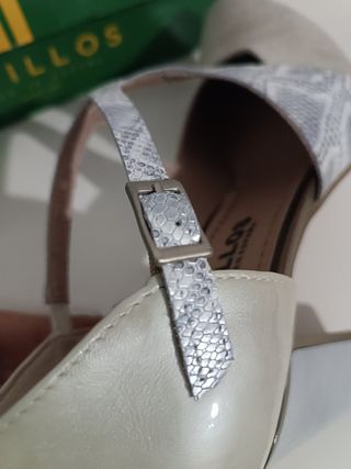 Tacones pitillos plateados 38