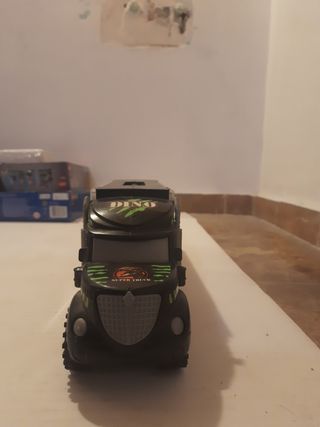 Camión con animales y dinosaurios.