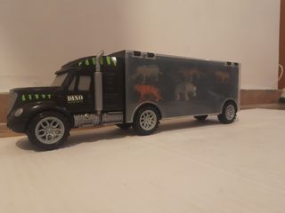 Camión con animales y dinosaurios.