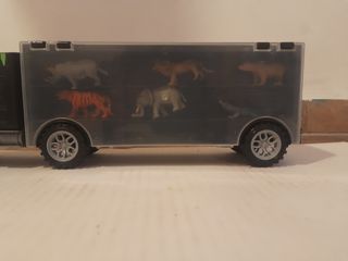 Camión con animales y dinosaurios.