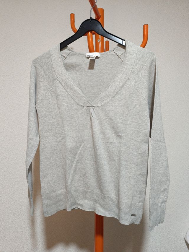 Jersey gris cuello pico de Mango