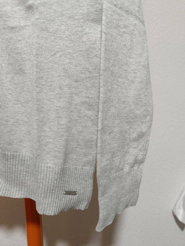 Jersey gris cuello pico de Mango