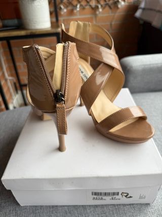Sandalia color nude de tacón y plataformas