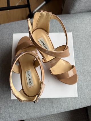 Sandalia color nude de tacón y plataformas