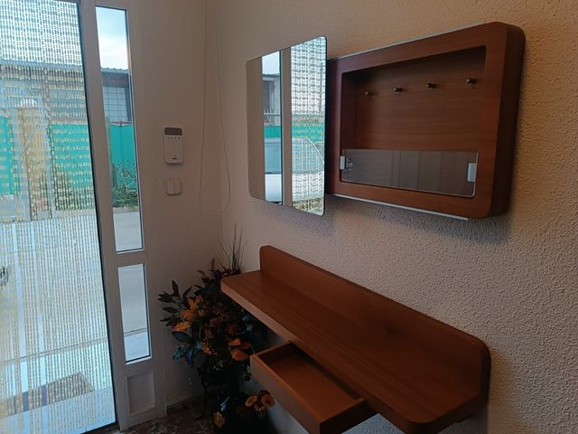 Mueble recibidor con espejo