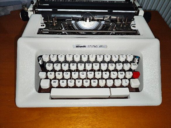 Macchina da scrivere OLIVETTI STUDIO 45 i