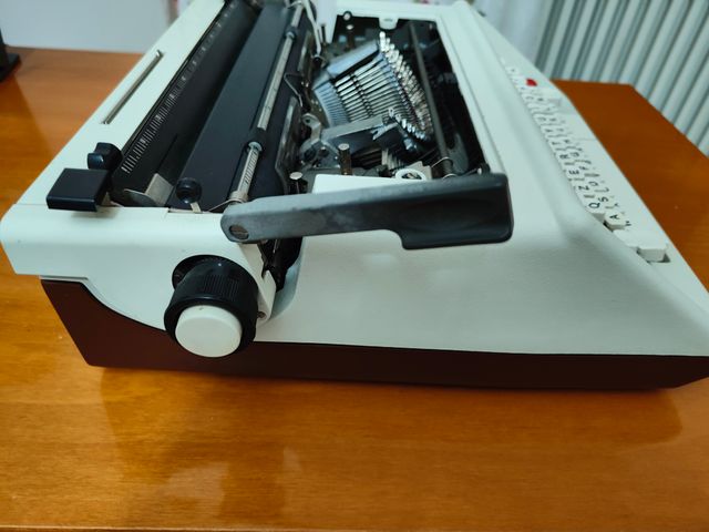 Macchina da scrivere OLIVETTI STUDIO 45 i