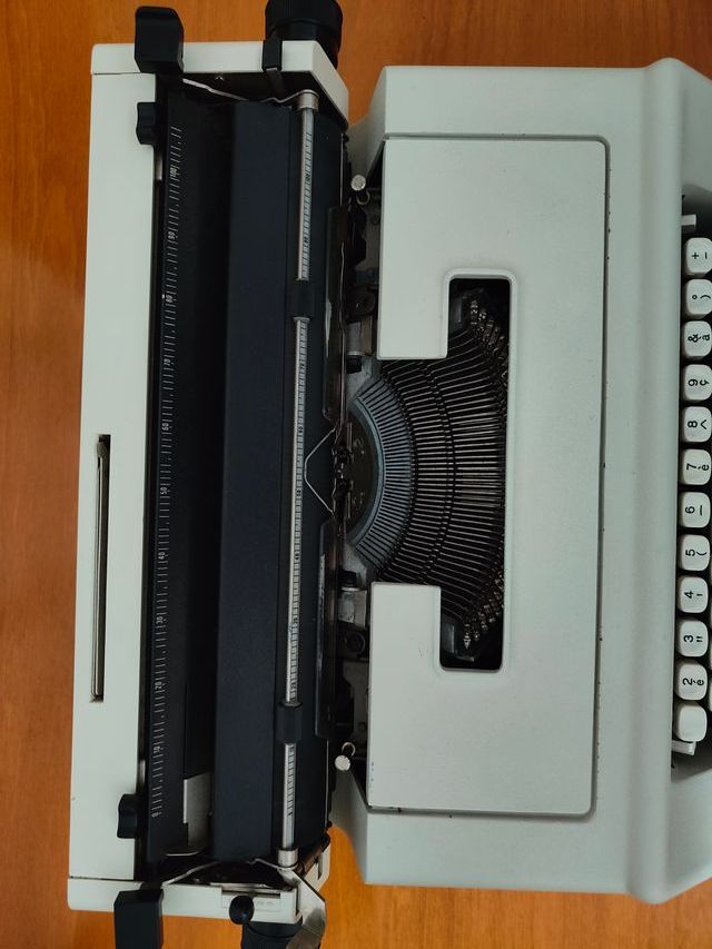 Macchina da scrivere OLIVETTI STUDIO 45 i