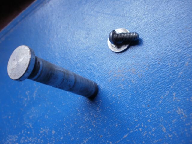 Tornillo suspension trasera bicicleta de montaña.