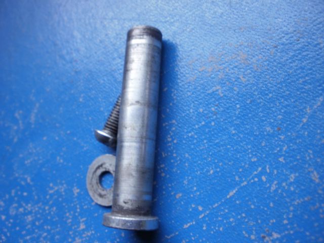 Tornillo suspension trasera bicicleta de montaña.