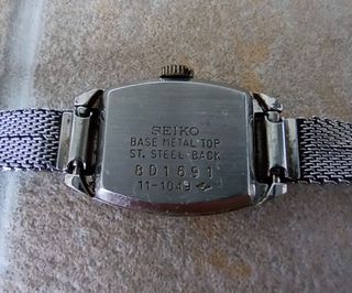 Pequeño reloj carga manual SEIKO de señora 