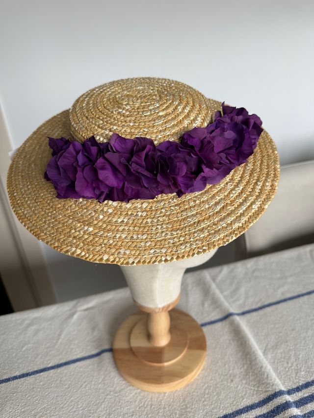 Canotier decorato con fiori viola