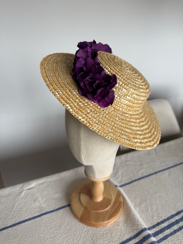 Canotier decorato con fiori viola