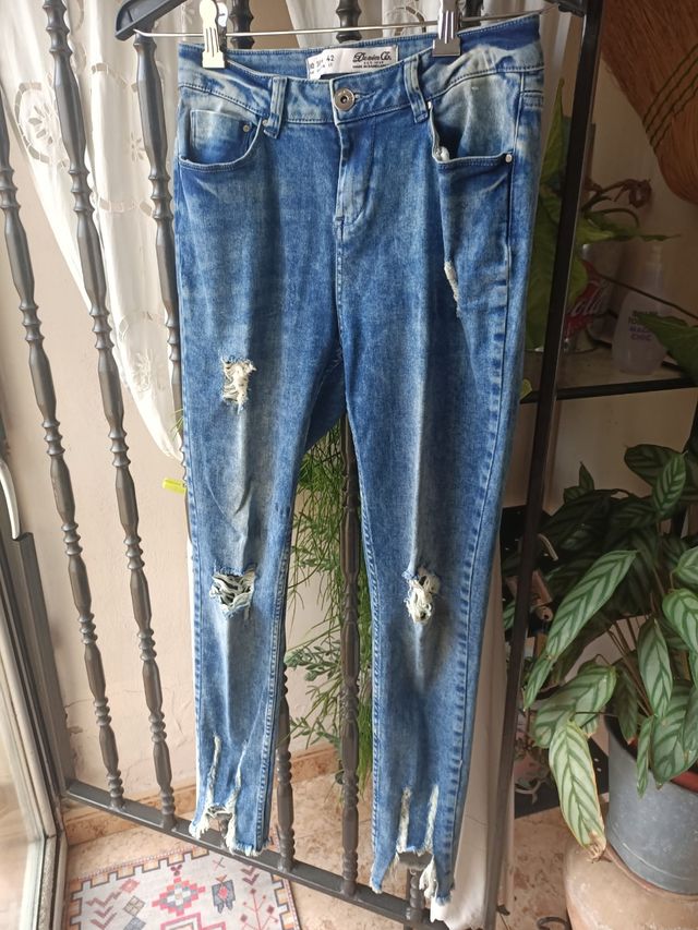 Pantalon vaquero roto