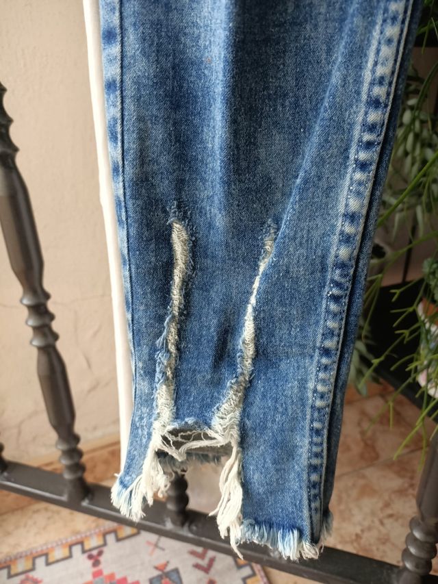 Pantalon vaquero roto