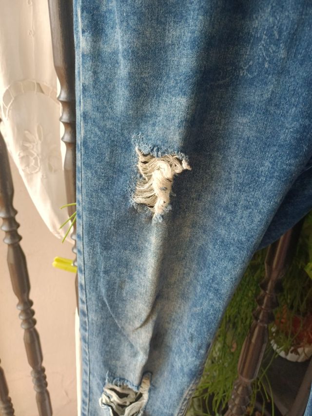 Pantalon vaquero roto