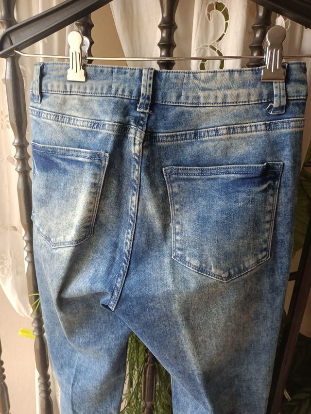 Pantalon vaquero roto