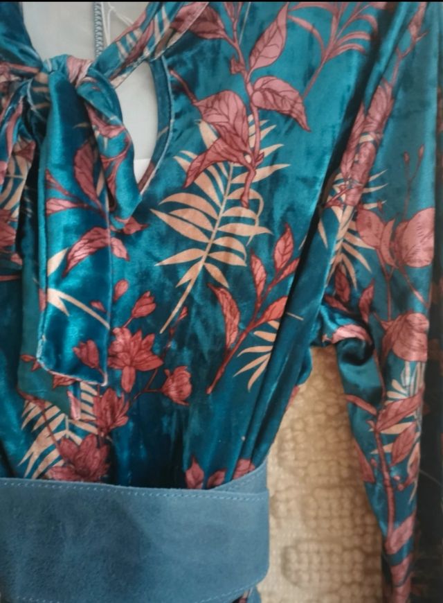 Abito fantasia in vellutino con cintura