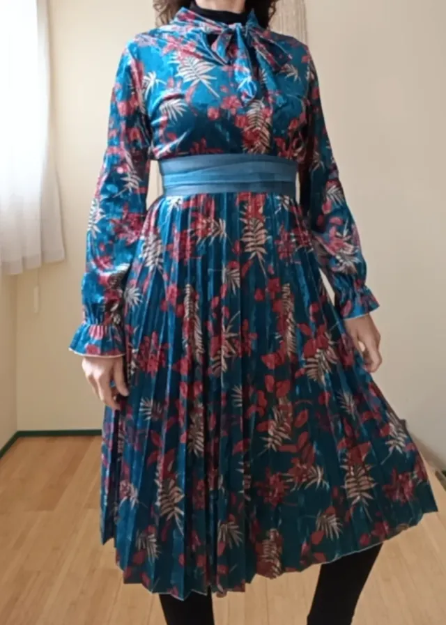 Abito fantasia in vellutino con cintura