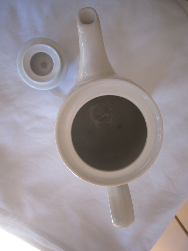 caffettiera teiera anni 80 in porcellana bianca