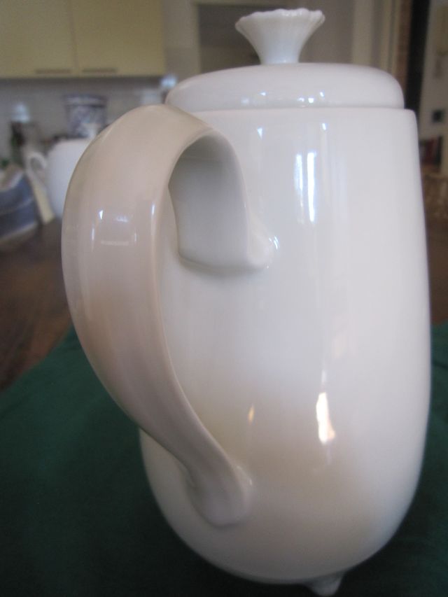 caffettiera teiera anni 80 in porcellana bianca