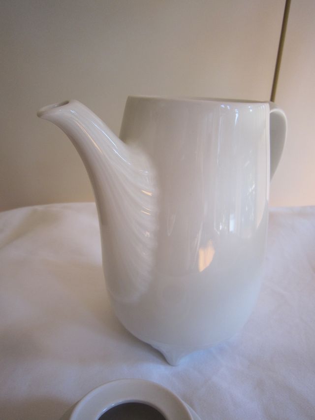 caffettiera teiera anni 80 in porcellana bianca